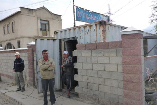 Reifenreparatur in dieser "Fachwerkstsatt" in Naryn ...
(im Camp an der alten Karawanserei bin ich in eine Glasscherbe gefahren)