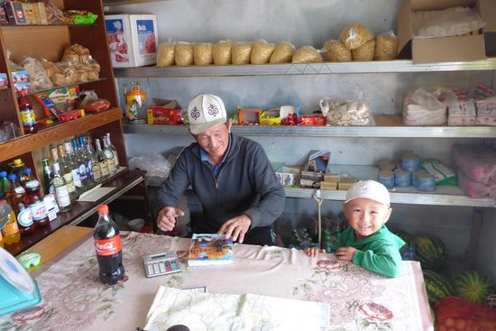 Im freundlichen Supermarkt, ein Liter Coca Cola für 50 Som