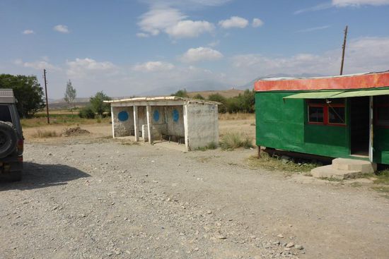 Außerhalb der Städte werden die Bushaltestellen und ...