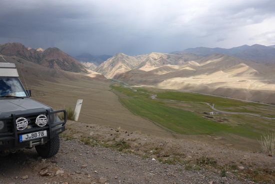 Durchs Gebirge zum See