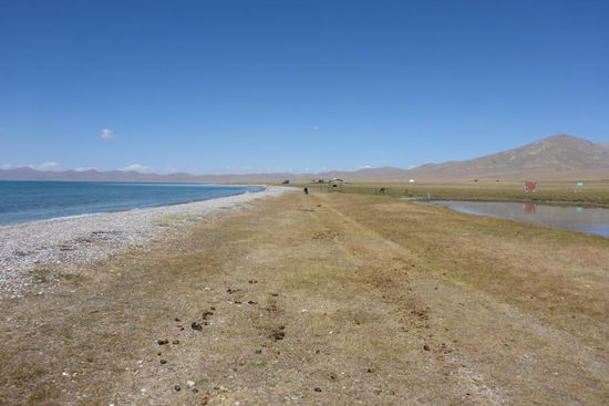 ... keine Touristen, in der Ferne am Ufer der Toyo ...