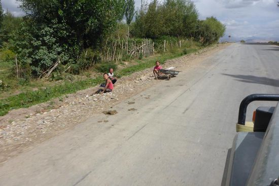 Am Straßenrand spielende Kids