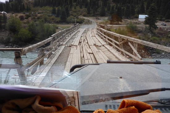 Die Holzbrücke knackt bei der Überfahrt