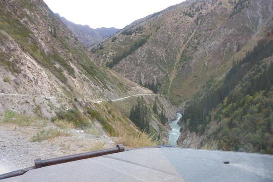 Die Route führt entlang am Fluß Naryn ...