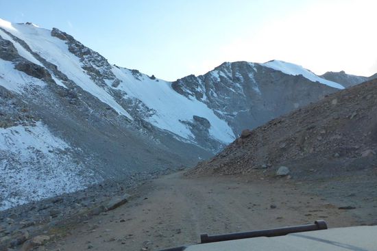 Abfahrt auf der Nordseite dieses Passes, seinen Namen habe ich nicht herausgefunden, er wird nur selten befahren ...