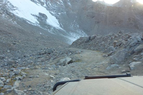 ... hier gibt es mehr Schnee und mehr Geröll als bei der Auffahrt,
ich bin hier ganz allein, begleitet von einem zweiten Fahrzeug würde ich mich wohler fühlen ...