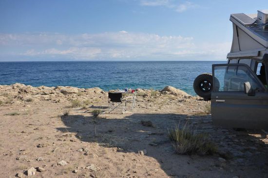 Camp am Lake Ysyk-Köl, 6. -8. 9. 2014, Tage 105 - 117; 22 435 km
Ysyk-Köl bedeutet "warmer See", Thermalquellen und ein geringfügiger Salzgehalt verhindern eine Vereisung im Winter.
Der See ist 170km lang, 70 km breit und 700 m tief, der zweitgrößte Alpinsee weltweit, nur der Titicaca-See ist größer.
Der See hat zahlreiche Zuflüsse, jedoch keinen Abfluß