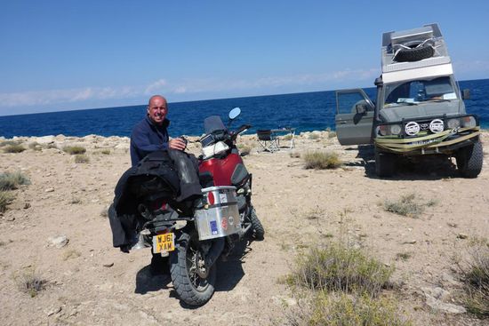 Besuch von Ean aus UK, ihn habe ich am Lake Song-Köl getroffen.
Er ist ein sehr erfahrener Traveller, der mit seiner Tenere (Yahama) alle Kontinente bereist hat. Er ist alleine über China, Myanmar, Thailand und Laos nach Malaysia unterwegs, ein interessanter und sehr netter Bursche