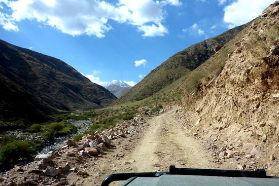 Das ist Kirgisien: Schöne Täler und schneebedeckte Gipfel ...