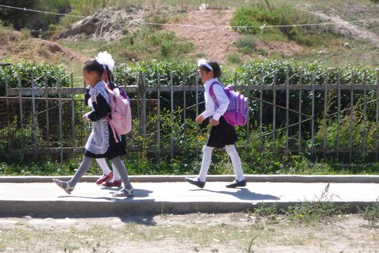 Die Schulkinder in Kirgisien tragen schöne Uniformen