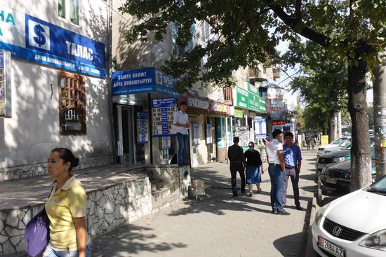 Bishkek, 9. - 11. 9. 2014, Tage 118 - 120; 22 763 km,
die Hauptstadt Kirgisiens, 1 100 000 Einwohner, etwa ein Fünftel aller Kirgisen lebt hier,
das ist die "Straße der ...