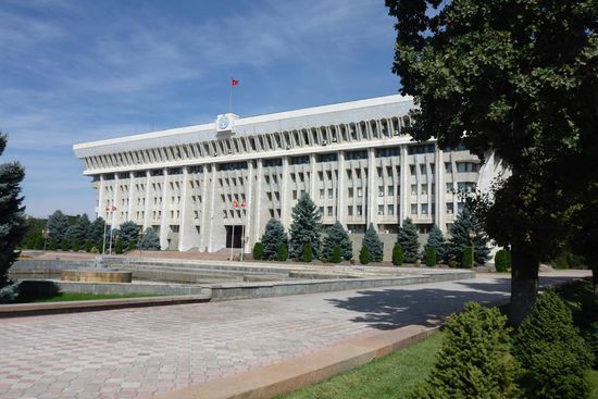 Regierungssitz des Präsidenten,
vom Dach des Gebäudes schossen auf Befehl des damaligen Präsidenten Askar Akaev im April 2010 Scharfschützen in die demonstrierende Menge ...