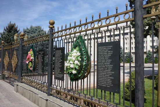 ... 88 Menschen wurden getötet, etwa 500 verletzt.
Akaev floh nach Weißrussland, wo er mit seiner Familie bis heute lebt