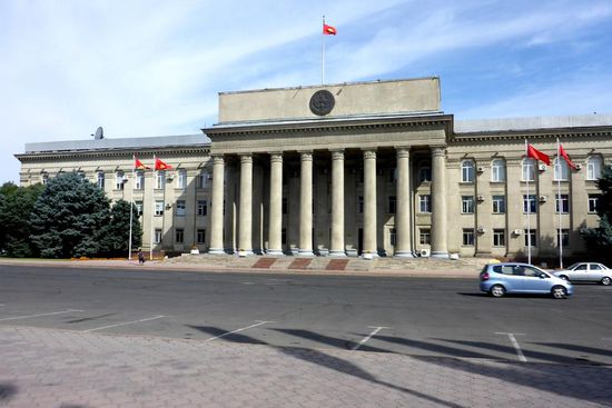 Das Parlament.
In Kirgisien geht nichts ohne Korruption, darüber wird offen gesprochen,
bspw. kassieren die schlecht bezahlten Polizeibeamten systematisch von motorisierten Verkehrsteilnehmern "Gebühren", ein LKW-Fahrer bezahlt in der Regel 150 Som (gut zwei Euro)