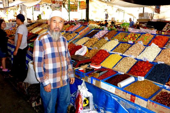 Im Basar von Bishkek,
er ist ein freundlicher Usbeke, ich kaufe bei ihm ein Kilogramm geschälte Erdnüsse für 130 Som