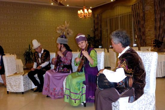 Sie präsentieren kirgisische Volkslieder