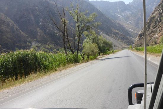 Durch schroffe  Gebirgslandschaft ...