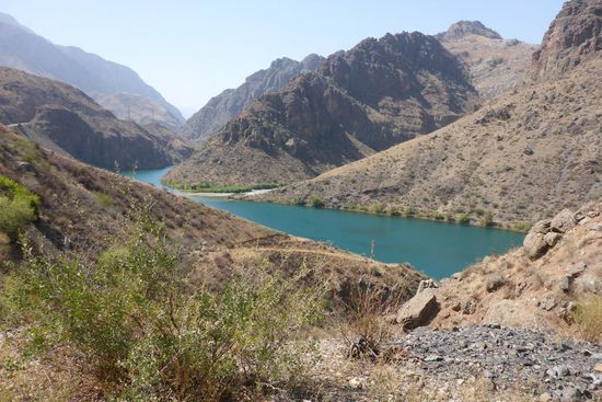 ... dem größten Fluß Kirgisiens ...