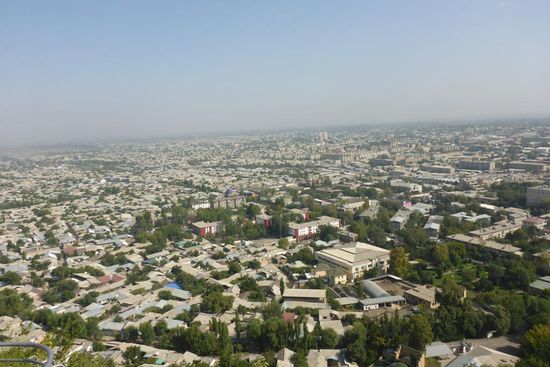 Osch, 14. - 15. 9. 2014, Tage 122 - 123; 23 472 km
wahrscheinlich begründet im 5. Jh. nach Christus (behauptet wird auch, Osch sei 3000 Jahre alt, somit älter als Rom),
war ein bedeutsamer Ort an der südlichen Seidenstraße.
Hier leben mehr Usbeken als Kirgisen,
im Bürgerkrieg zwischen Kirgisen und Usbeken wurden im Juni 2010 in dieser Region, insbesondere in Osch selbst, 200 Menschen getötet; inzwischen hat sich die Situation beruhigt, die Stadt macht auf mich einen friedfertigen Eindruck