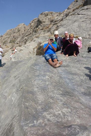 Das Rutschen in dieser Rinne soll gut sein gegen Schmerzen