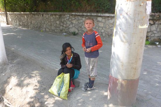 Viele bettelnde Kinder und ...