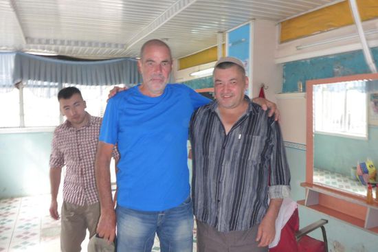 Der Chef ist Usbeke und versteht ebenfalls ein paar Wörter in deutscher Sprache (in der Schule gelernt)