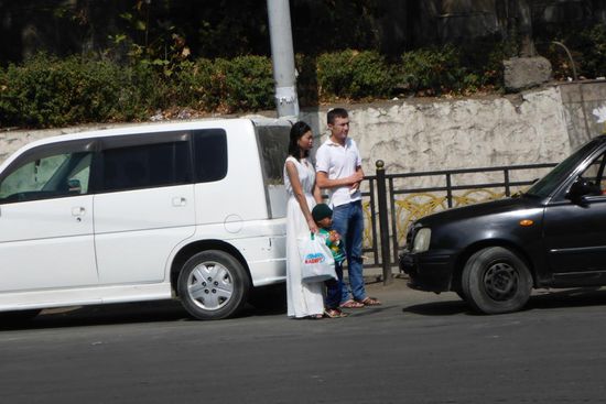 Nach dem Einkauf im Basar: Warten auf ein Taxi