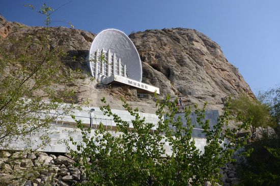 Das Museum ist in den Felsen integriert ...