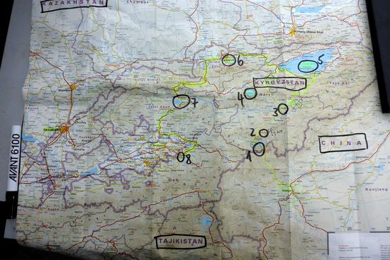 Unsere Route in Kirgisien:
1 Grenzübergang Torugart, Einreise Kirgisien, von Kashgar kommend
2 Tash Rabat, alte Karawanserei
3 Naryn, Reifenreparatur
4 Lake Song Köl
5 Lake Ysyk Köl
6 Bishkek
7 Lake Toktogul
8 Osh
Vorläufiges Fazit Kirgisien:
- gigantische Gebirgslandschaften, schneebedeckte Gipfel, schroffe Täler
- wilde Flüsse, einsame Seen, ein Natur- und Offroad-Paradies
- sehr freundliche Menschen, interessiert, jedoch nicht aufdringlich
- bin wiederholt auf deutsch angesprochen worden
- Deutschland ist hier gut angesehen
- der Nordosten (um Naryn) hat mir besser gefallen als der tiefer gelegene Süden (Osh)
- deutsche Fahrzeuge sind sehr beliebt, es dominieren Audi und Mercedes,
- trotz der billigen Rechtslenker-Konkurrenz aus Japan und Korea
- als Nomadenvolk haben die Kirgisen kaum Bauwerke errichtet,
- im Gegensatz zu den Usbeken
- dort werden wir einzigartige Kulturdenkmäler sehen
-ich verlasse Kirgisien mit dem Wunsch, wieder zu kommen