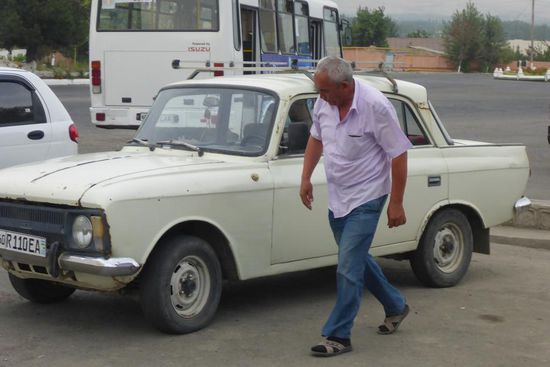 Man sieht zahlreiche betagte Fahrzeuge ...