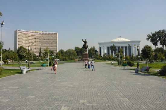 Tashkent 17. - 18. 9. 2014, Tage 125 - 126; 23 875 km
die Hauptstadt Usbekistans; 2,2 Millionen Einwohner
links das Tophotel "Usbekistan" (auf dem Parkplatz ist unser Camp in Tashkent), rechts das moderne Kongreßzentrum