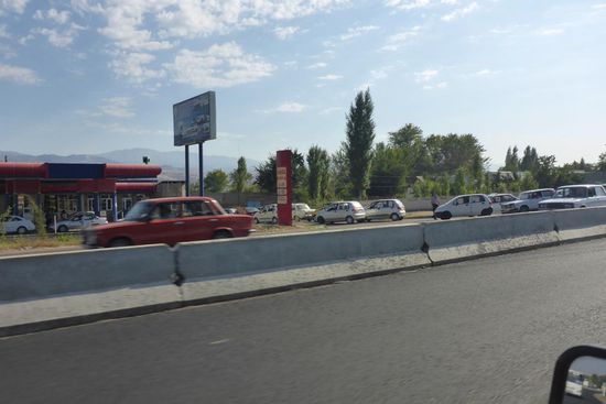 Treibstoff ist in Usbekistan Mangelware, deshalb lange Schlangen an den Tankstellen