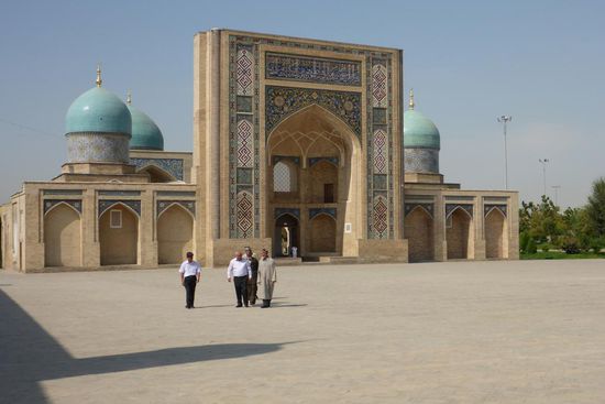 Ebenso auf dem Platz: die Barak Khan Medressa, eine frühere Koranschule ...