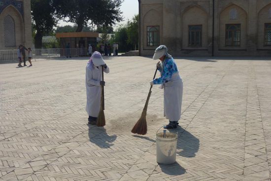 Fleißige Frauen halten den Platz sauber