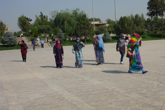 Besucher in traditioneller Bekleidung