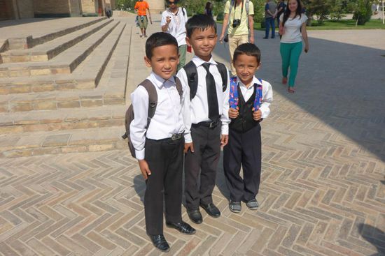 Usbekische Schulkinder, lassen sich gerne photographieren