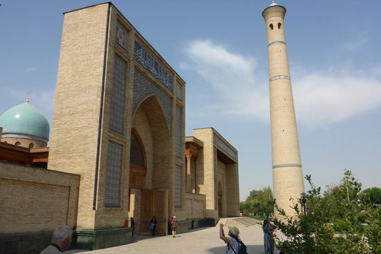 Am Nordende des Platzes: Die Hazroti Imom Freitags-Moschee ...