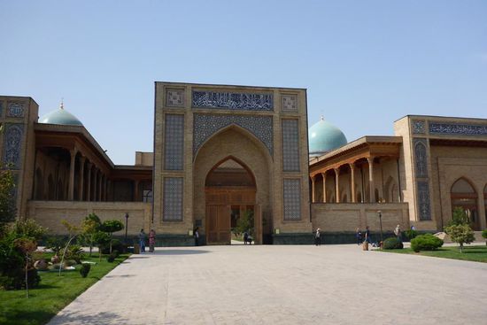 ... hier das Haupttor ...