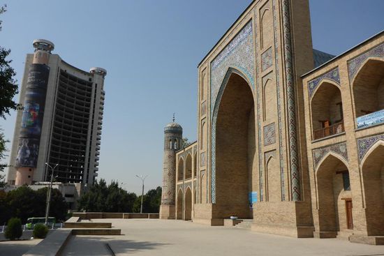 ... daneben die Kulkedash Medressa, heute eine Universität,
im Hintergrund eine Bauruine aus Sowjetzeiten ...