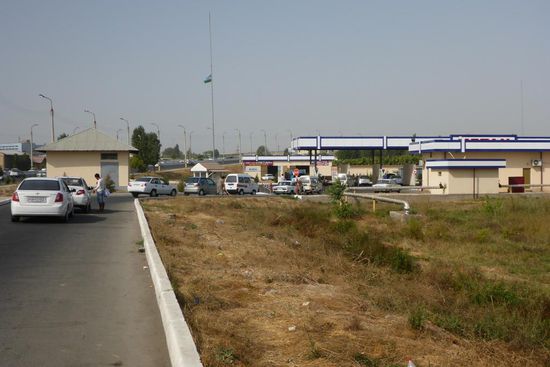 Treibstoff-Knappheit führt zu langen Schlangen an den Tankstellen.
Das Rohstoffland Usbekistan hat langfristige Lieferverträge für Öl und Gas mit China und Rußland abgeschlossen, die bedient werden müssen. Allerdings wurden die Fördermengen falsch berechnet, so daß im eigenen Land Öl zur Mangelware geworden ist. Benzin und Diesel steht kaum zur Verfügung, viele Tankstellen sind geschlossen, der Schwarzmarkt blüht.