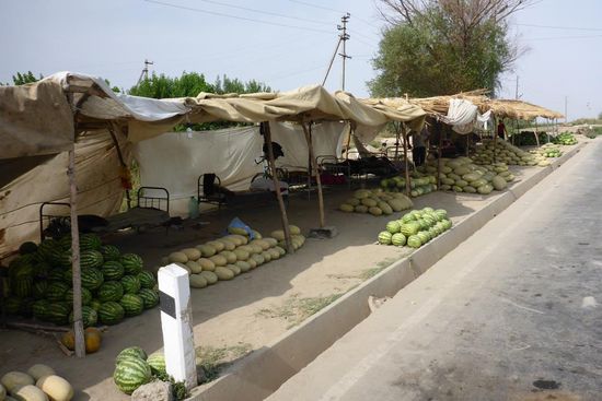 Viele saftig-süße Melonen am Straßenrand