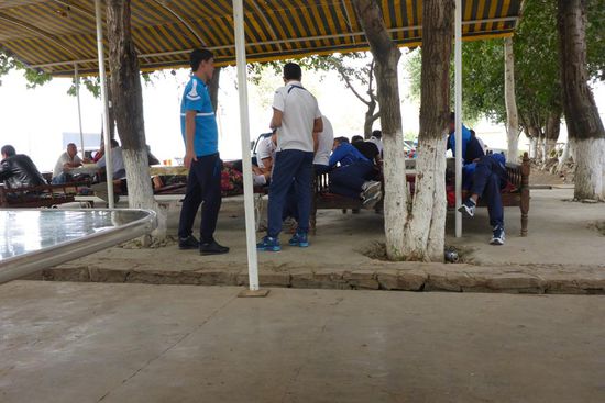 ... gespeist wird auf Bett ähnlichen Sitzen, halb im Liegen