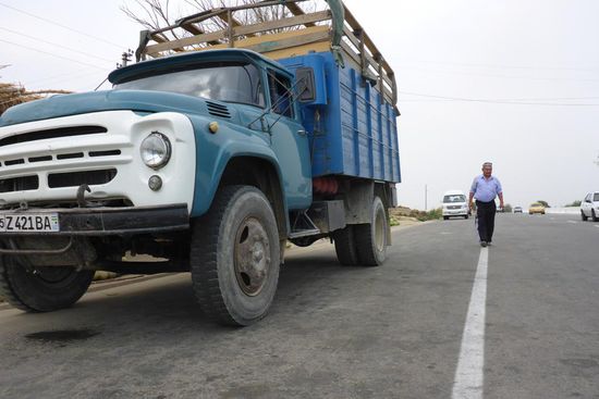 Wegen der Treibstoffknappheit wurden viele Fahrzeuge auf Gasbetrieb umgestellt, auch dieser russische Dinosaurier; die Gasflaschen sind unter der Ladefläche installiert