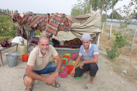 ... bei ihm kaufe ich drei Kilogramm sehr süße Trauben für 5 000 usbekische Som (1,65 Euro)