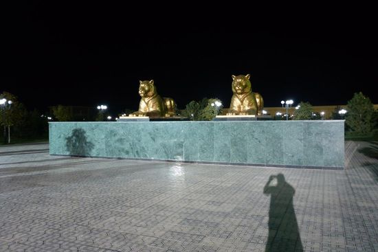 Samarkand 18. - 19. 9. 2014, Tage 127 - 128; 24 192 km
400 000 Einwohner, gegründet im 5. Jh., ein sehr wichtiger Knotenpunkt auf der Seidenstraße