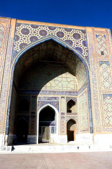 ... sie beherbergt u. a. eine Moschee ...