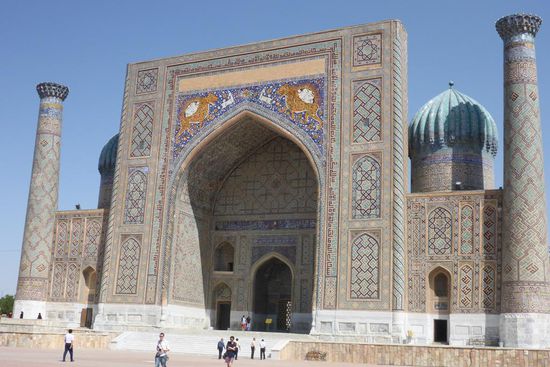 ... in der Fassade sind oben zwei Tiger in Gold dargestellt,
für Schiiten besteht kein Verbot für bildliche Darstellungen wie bei den Sunniten