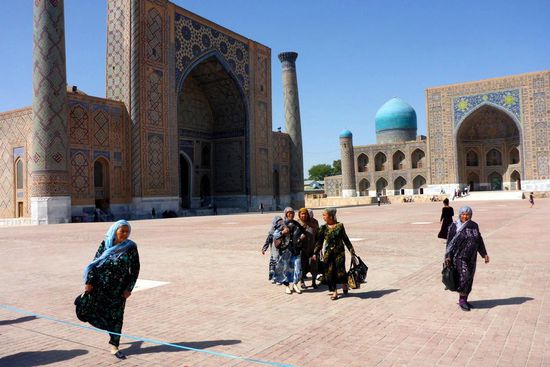 Besucherinnen auf dem Registon-Platz