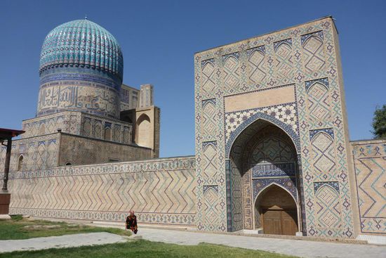 Die Bibi-Khanym Moschee war das Juwel des Reiches von Timur, einem Herrscher im 14. Jh. ...