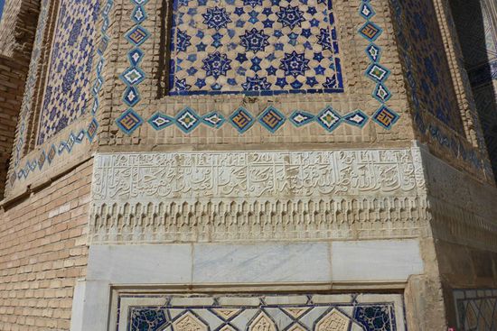 ... bei einem Erdbeben im Jahr 1897 völlig zerstört ...